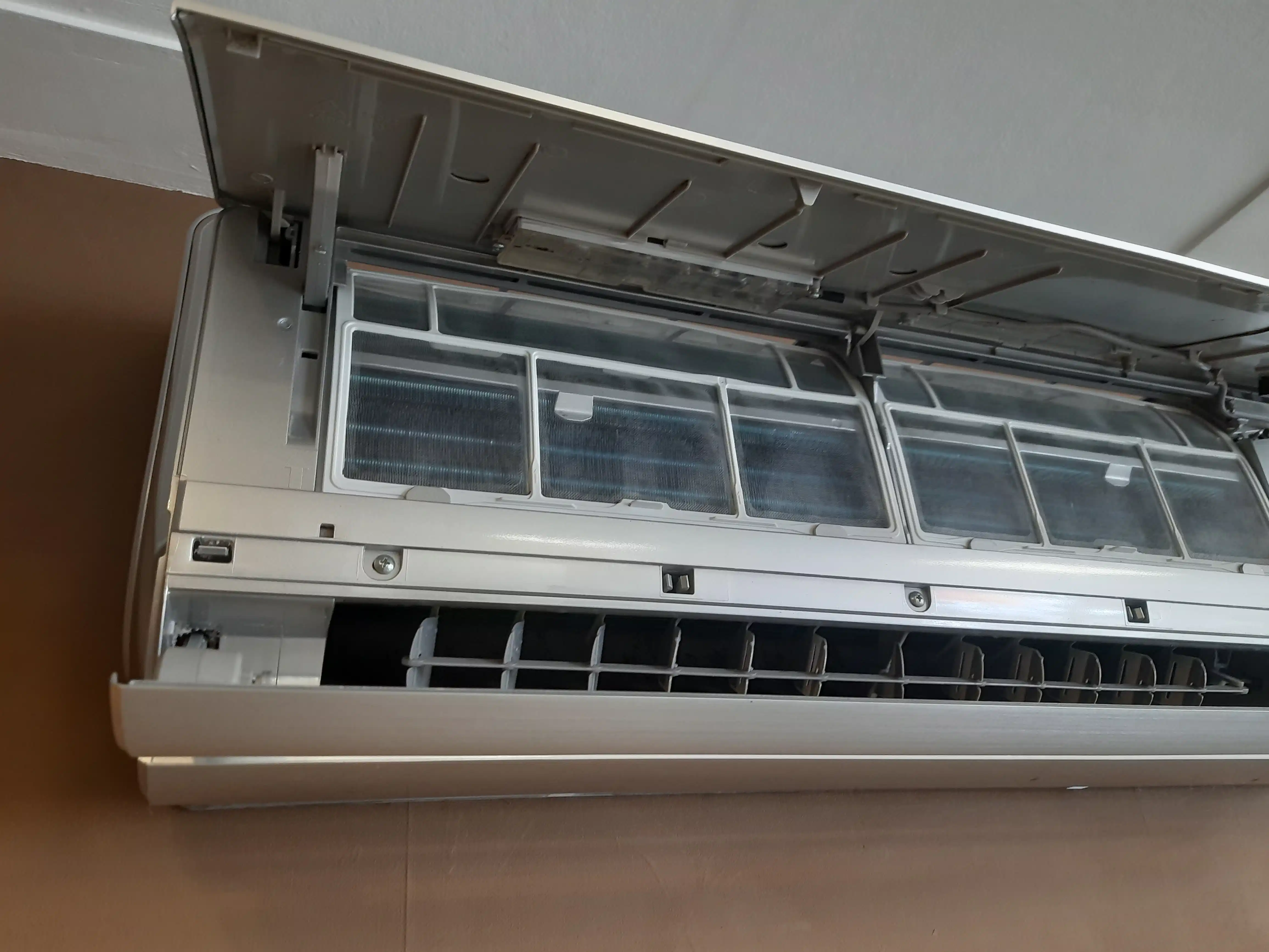 Schoon airco-filter na reiniging