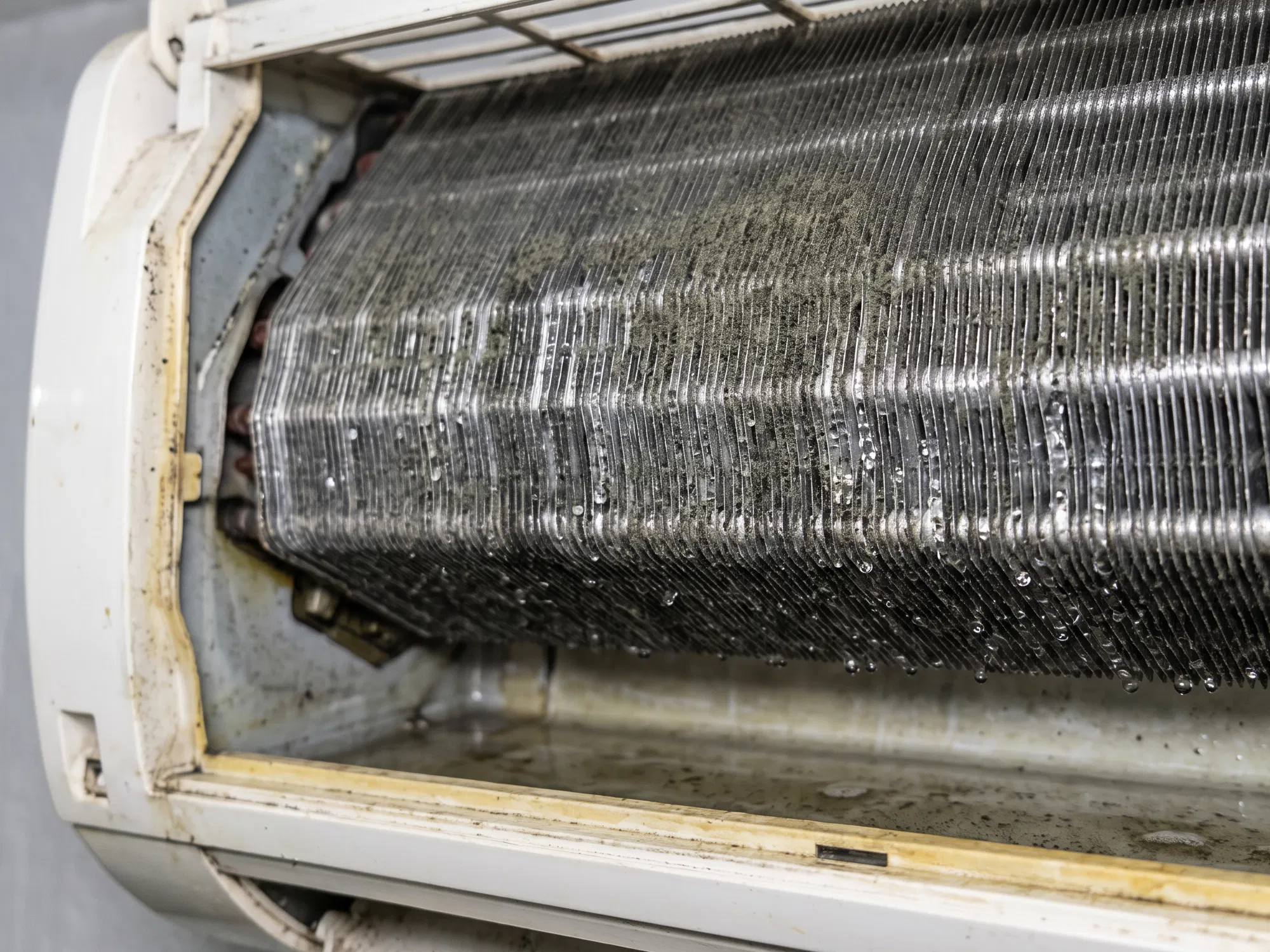 Vervuilde airco-lamellen op de verdamper, vóór reiniging
